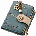 Portefeuille bleu élégant avec détails floraux et pendentif